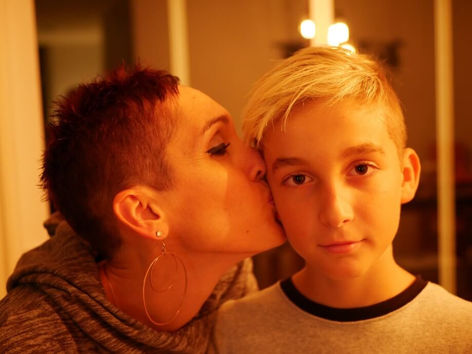 maman embrassant son fils
