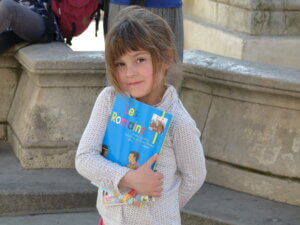 Une enfant avec un livre dans les bras