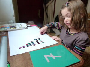 Une petite fille devant des exercices d'apprentissage de nombres